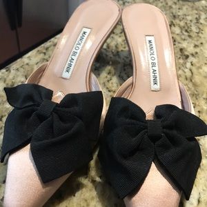 Manolo Blahnik Bow kitten heels